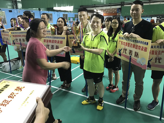 经贸局总经济师于卫宁颁奖