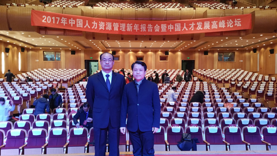 骏伯集团尹总与劳人院杨院长合影